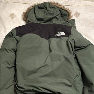 Men’s forest green North Face jacket model 600
Size:M excellent used condition